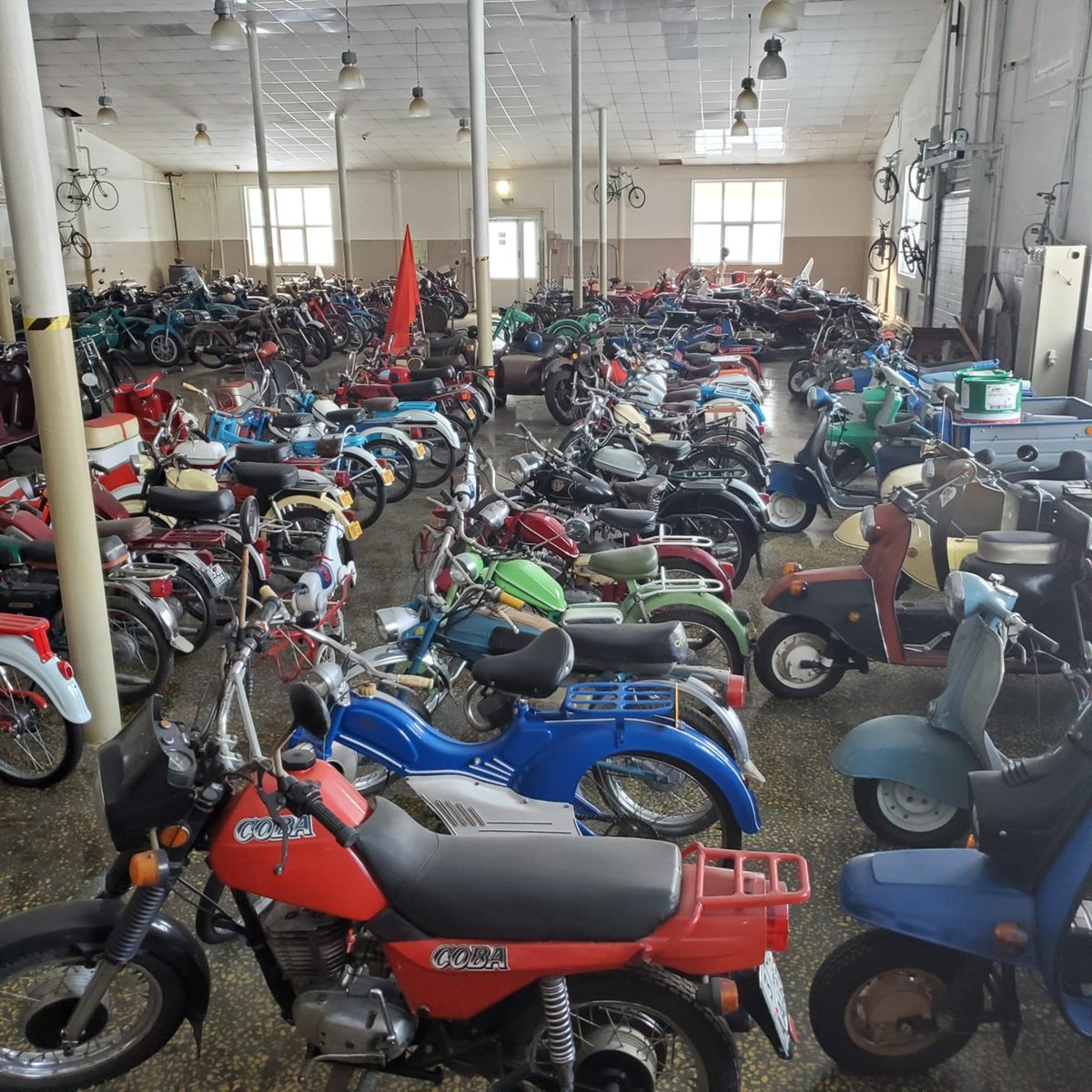 Permactive's tweet image. Пермские коллекционеры сумели собрать больше двух сотен экземпляров мотоциклов, мотороллеров, мопедов, которые выпускали в СССР. Свою коллекцию они хотят показывать горожанам и туристам. Но пока для этого нет подходящего помещения.