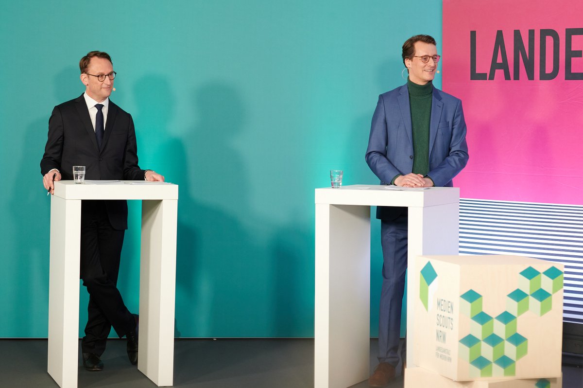 DJV_NRW's tweet photo. Was bedeutet Demokratie? Was haben digitale Medien damit zu tun? Darüber durften sich die Medienscouts NRW mit @landnrw-Ministerpräsident @HendrikWuest Wüst und @LFMNRW-Direktor Dr. Tobias Schmid, austauschen am Safer Internet Day #FitForDemocracy >>> https://t.co/uaXSbYlKih https://t.co/szILb21Kt1