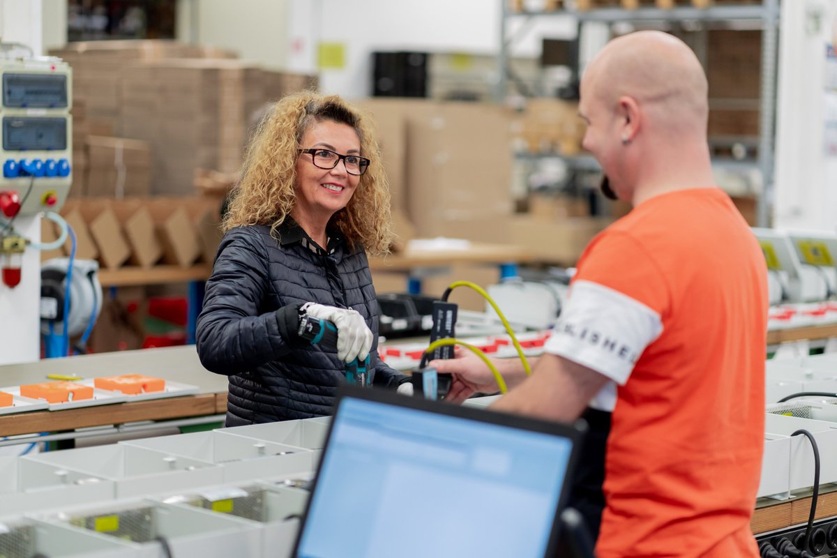 ahoch3_augsburg's tweet photo. Wir holen uns Impressionen bei Unternehmen aus der Region Augsburg! 🕵 Zu Besuch bei der AUMÜLLER AUMATIC GmbH haben wir uns angesehen, wie Lösungen zur Fensterautomation hergestellt werden und wie vielfältig die Arbeiten sind🦹#wirsinda3 
Bilder: Christian Strohmayr https://t.co/fsWGHPm0Nf
