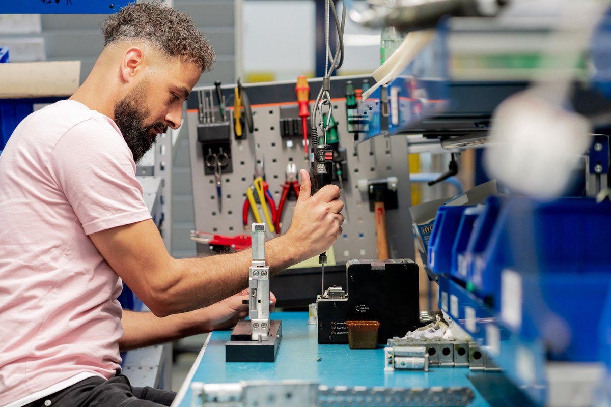 ahoch3_augsburg's tweet photo. Wir holen uns Impressionen bei Unternehmen aus der Region Augsburg! 🕵 Zu Besuch bei der AUMÜLLER AUMATIC GmbH haben wir uns angesehen, wie Lösungen zur Fensterautomation hergestellt werden und wie vielfältig die Arbeiten sind🦹#wirsinda3 
Bilder: Christian Strohmayr https://t.co/fsWGHPm0Nf
