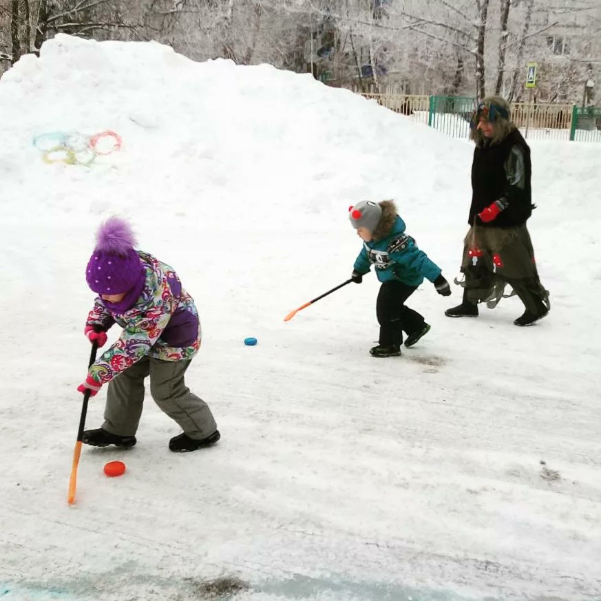 Нешуточные страсти кипели на прогулочном участке группы "Журавлик": хоккейный матч продолжил нашу олимпийскую неделю.  Баба Яга азартно болела за участников и подбадривала ребят.🇷🇺🇷🇺🇷🇺Передаем привет нашей  сборной по хоккею <a href="/russiahockey/">Хоккей России</a>  и желаем победы!