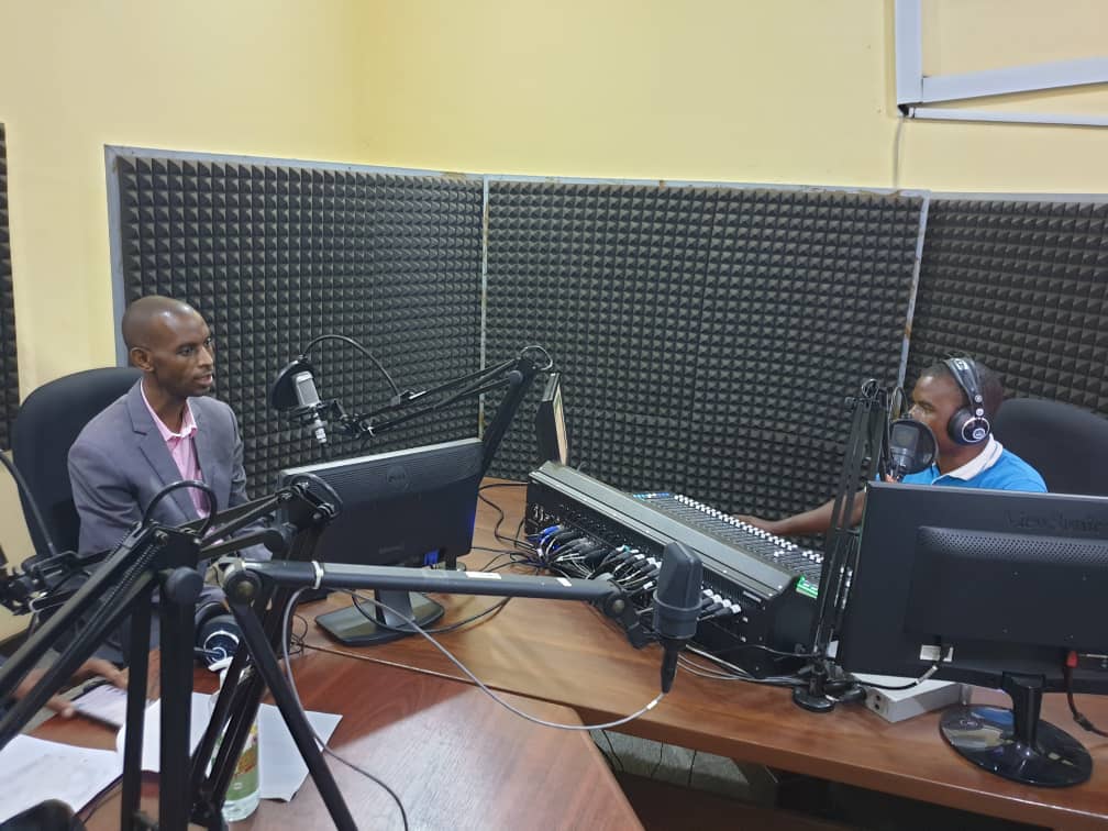 reg_rwanda's tweet photo. Ku mugoroba w'ejo, abakozi ba #REG bakoreye ikiganiro kuri @RadioHuye baganiriza abatuye mu Ntara y'Amajyepfo kuri serivisi z'amashanyarazi ndetse na gahunda kunganira abatuye ahatari imiyoboro bifuza kugura ibikoresho bitanga amashanyarazi akomoka ku mirasire y'izuba #Nkunganire https://t.co/0I1v8pqcnf