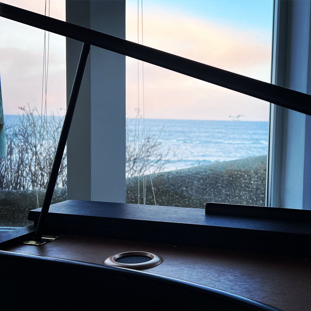tishscottish's tweet image. #goodmorning 🌅
#wednesdaymotivation 
What better way to start the day than a #tunewithaview 🌊🎹 Have a #wonderful #wednesday everyone. TTx

#writerscommunity 
#writerslife 
#composers 
#piano #pianist 
#Views