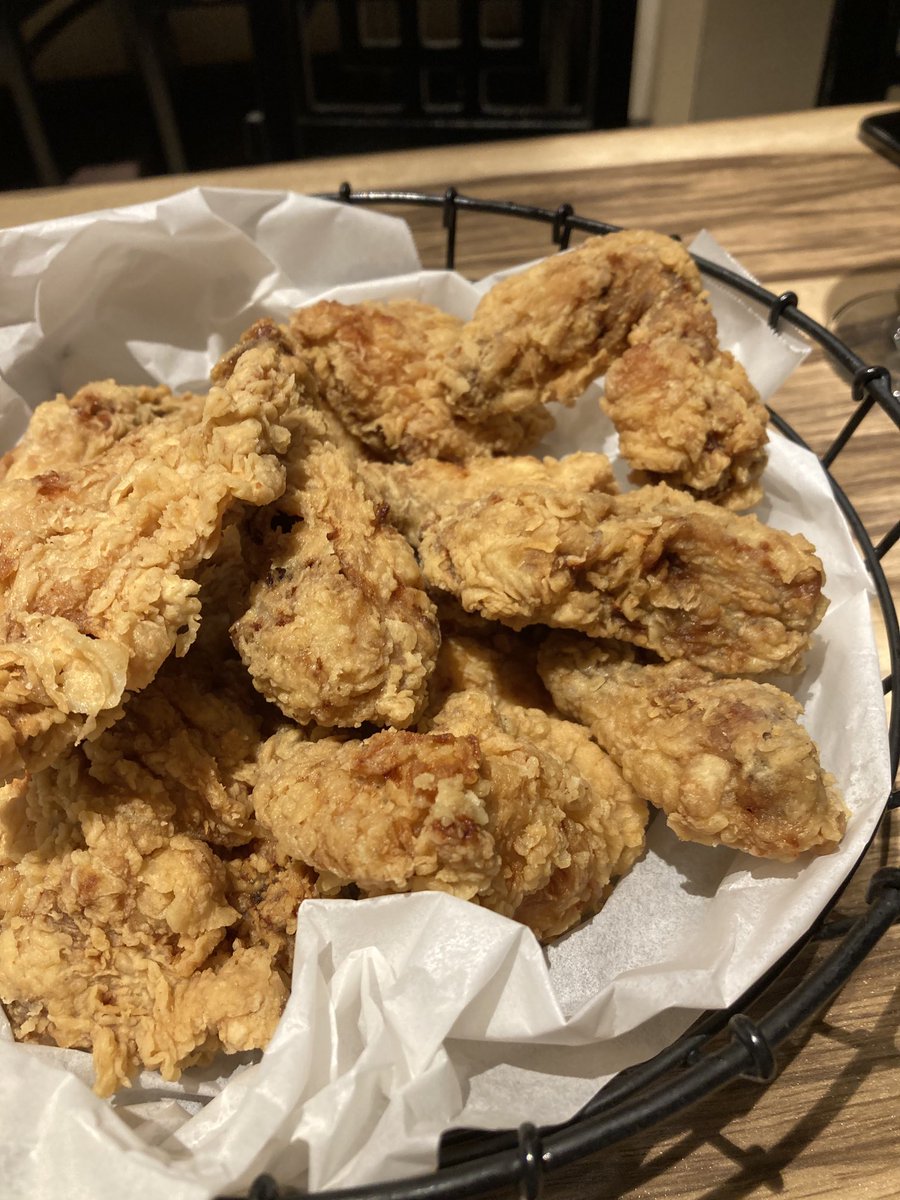 yakitorimitsuru's tweet photo. 焼きとりミツルです！いつもリツイート、いいね👍をありがとうございます。焼きとりミツルは池袋西口にございます。お店は蔓延防止のため休業中です。
ツイ主の情報です。

フライドチキンを腹一杯に食べました。おいしかったです。

本日は以上です。今後とも宜しくお願いします！😊 https://t.co/KwUEgcuGxv