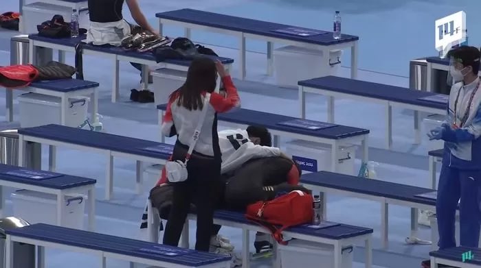 김민석 선수가 메달 확정되자마자 메달 못 따서 우는 중국선수한테 가서 위로하는 거 너무 감동적이다 ㅠㅠㅠ 이런 게 올림픽이지
