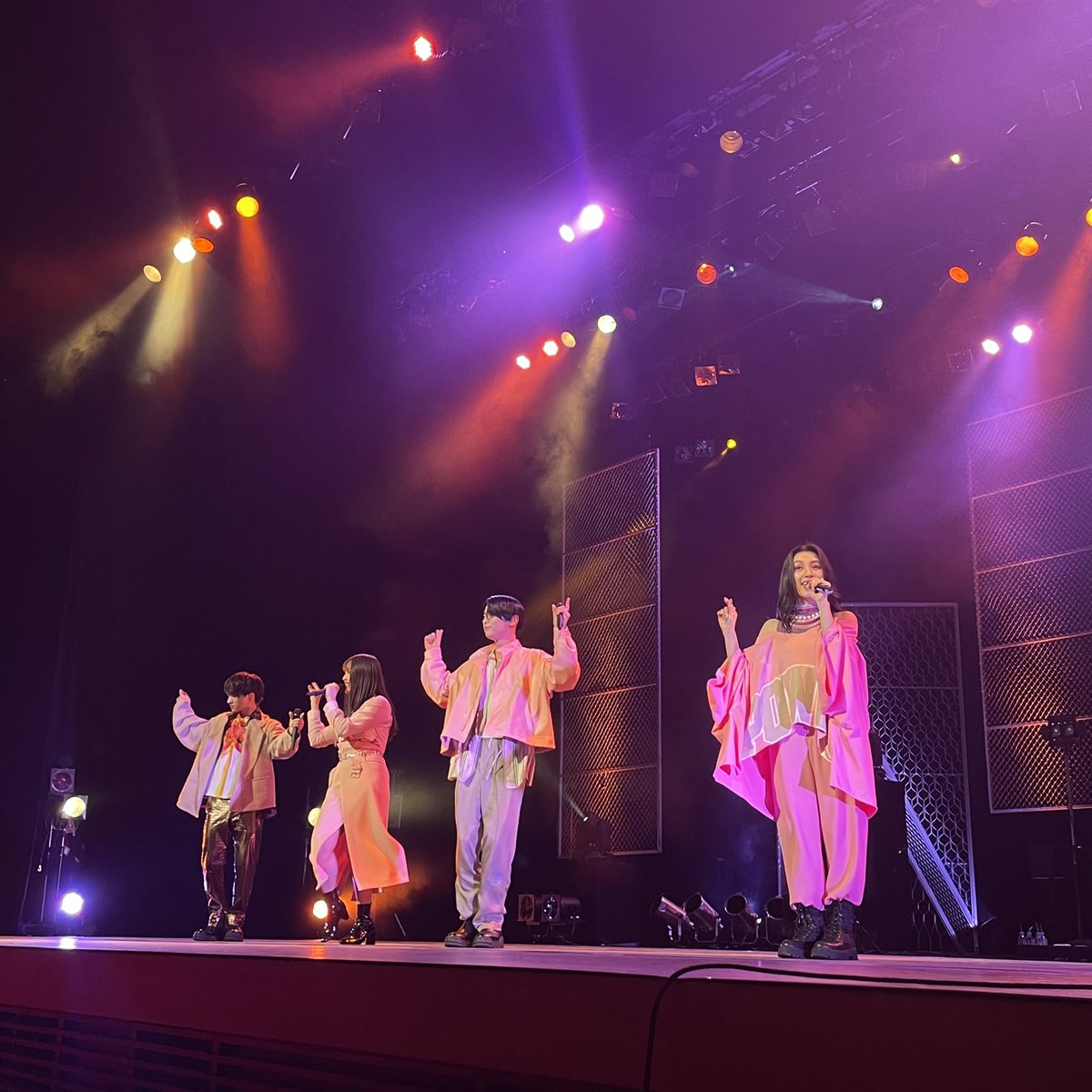 concertf225's tweet photo. 【未公開写真大公開❗】
『lol-エルオーエル-』さんのライブの様子をみなさんにお届け😆
力強く可愛らしいパフォーマンスとお客さんとの一体感がすごくて惹きこまれました😥❤️
まだまだHACHI-ON 2022の余韻に浸ってください❣
#日本工学院 #八王子 #専門学校  #neec #HACHION2022 #lol #エルオーエル https://t.co/MXMFmPUMlA