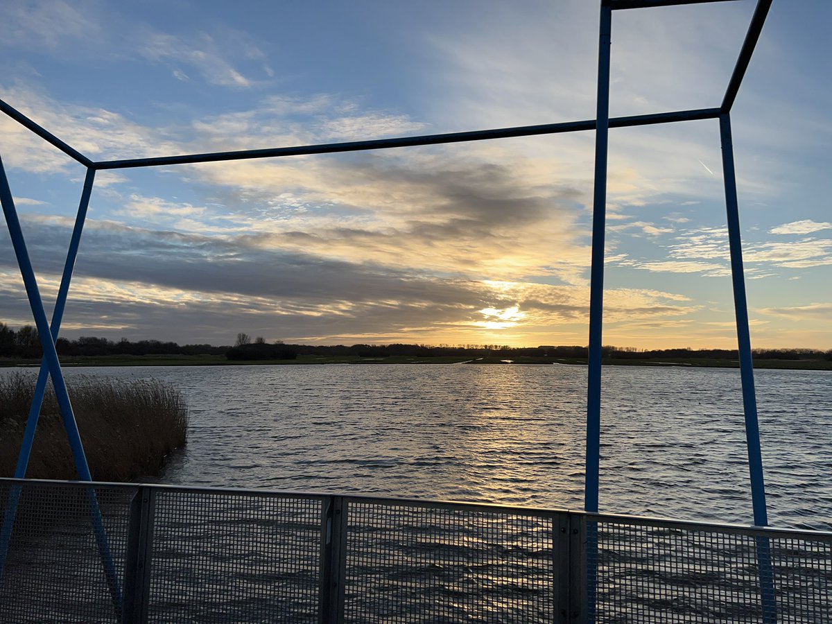 KeizerEllen's tweet photo. 08.02.2022 De bekende blauwe brug in de Balij als omlijsting van de ondergaande zon #balij @staatsbosbeheer @ezwaart https://t.co/YyZbJXu7VD