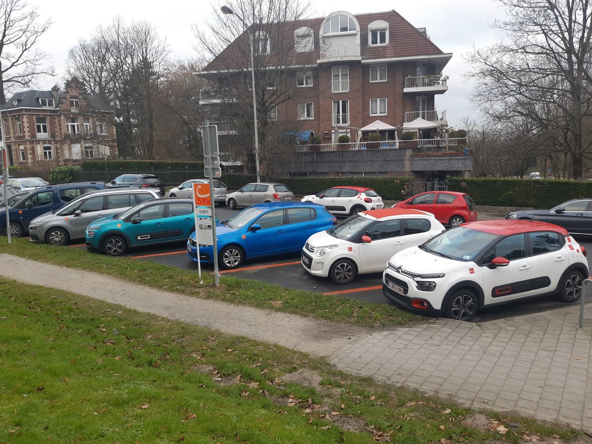 🚘 Avec des stations de covoiturage Cambio avec ... 8 voitures, de différents types 😯, Bruxelles commence à ressembler aux grandes villes 🇩🇪 (= marché du carsharing le plus développé en 🇪🇺). 
Si chaque tuture partagée remplace 8 à 10 voitures privées, faites les comptes 😉