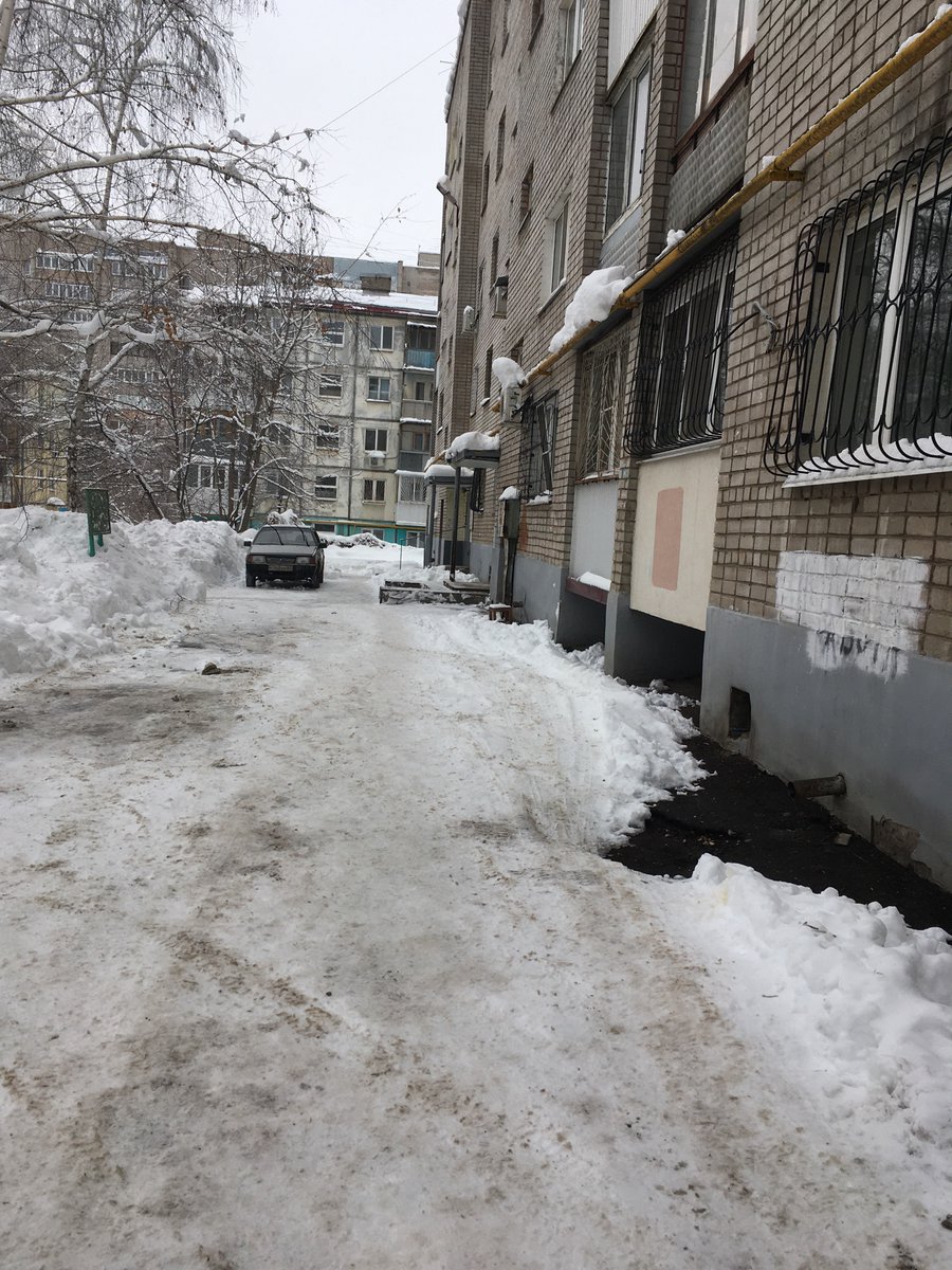 Nazlovragine's tweet photo. @SamMobilePriem добрый день, уважаемые. УК ГЭК Аэродромная д.76 дворники веселые ребята: очистка придомовой тер-рии ровно на 1м от крыльца,остальное заледеневший снег.Жители и дети падают,обращаются в травмпункт.Как бы навести порядок?На устные претензии УК ГЭК не реагирует. https://t.co/hxYdBG5fT5