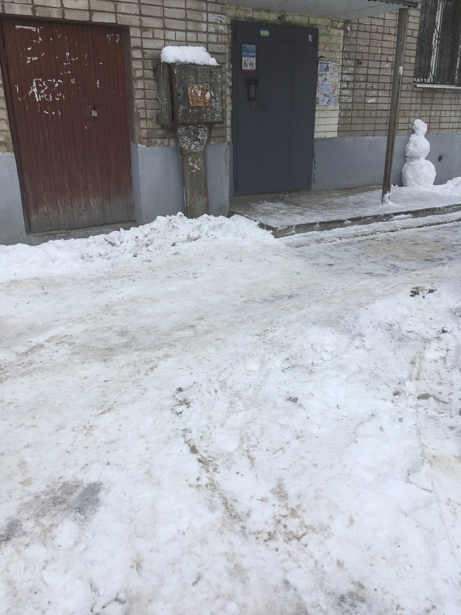 Nazlovragine's tweet photo. @SamMobilePriem добрый день, уважаемые. УК ГЭК Аэродромная д.76 дворники веселые ребята: очистка придомовой тер-рии ровно на 1м от крыльца,остальное заледеневший снег.Жители и дети падают,обращаются в травмпункт.Как бы навести порядок?На устные претензии УК ГЭК не реагирует. https://t.co/hxYdBG5fT5