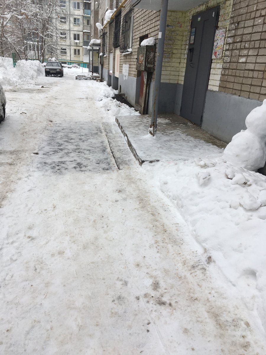 Nazlovragine's tweet photo. @SamMobilePriem добрый день, уважаемые. УК ГЭК Аэродромная д.76 дворники веселые ребята: очистка придомовой тер-рии ровно на 1м от крыльца,остальное заледеневший снег.Жители и дети падают,обращаются в травмпункт.Как бы навести порядок?На устные претензии УК ГЭК не реагирует. https://t.co/hxYdBG5fT5