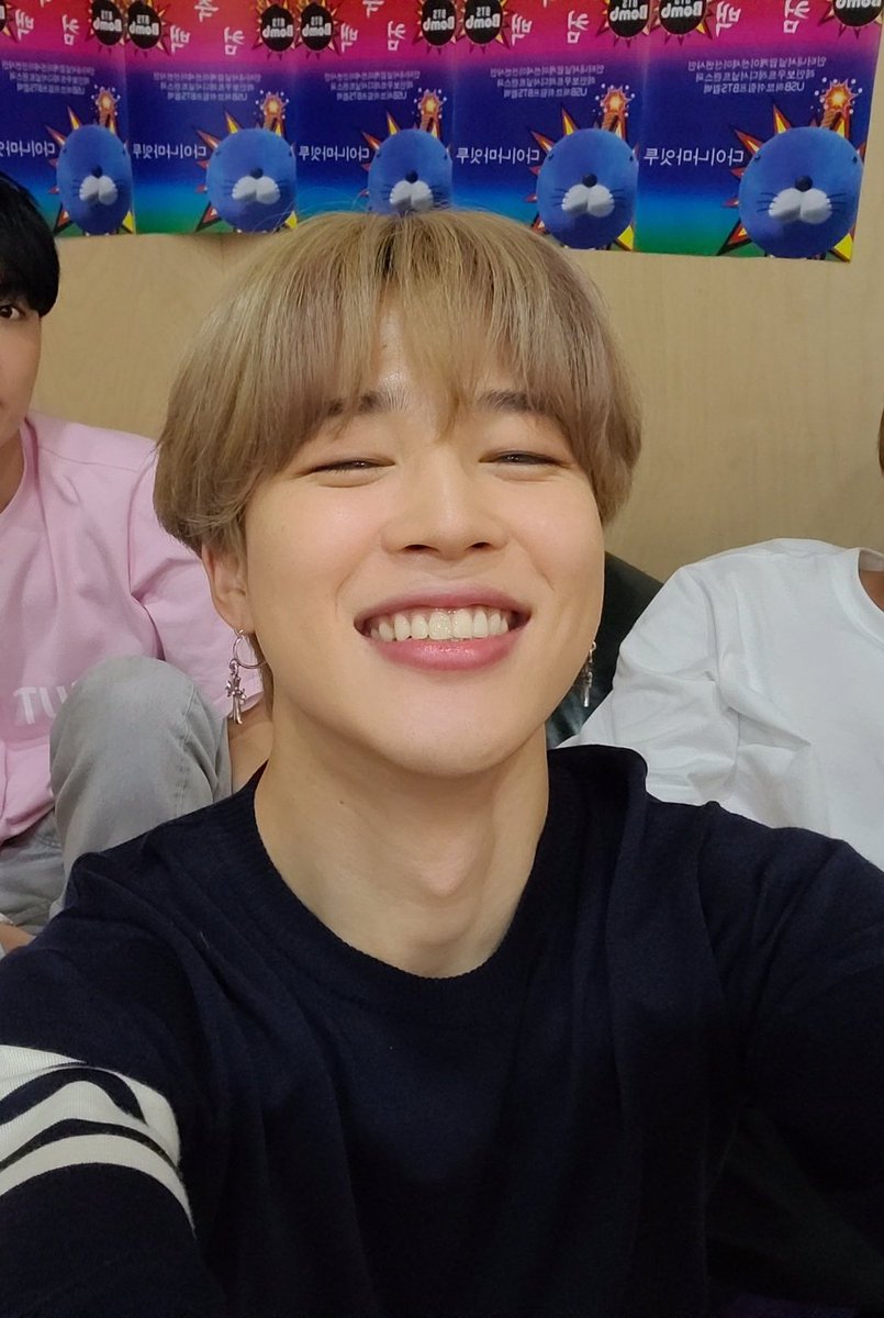 JiminGlobal's tweet photo. [TRENDS]

Various terms are trending as we celebrate Jimin receiving his honorable diploma from Busan Arts High School.

Worldwide
10 CONGRATULATIONS JIMIN

Topics
Jiminie
#ProudOfYouJimin
#JiminGraduatesWithHonors
#OurJiminReceivedAnAward https://t.co/Vt783FIP7I