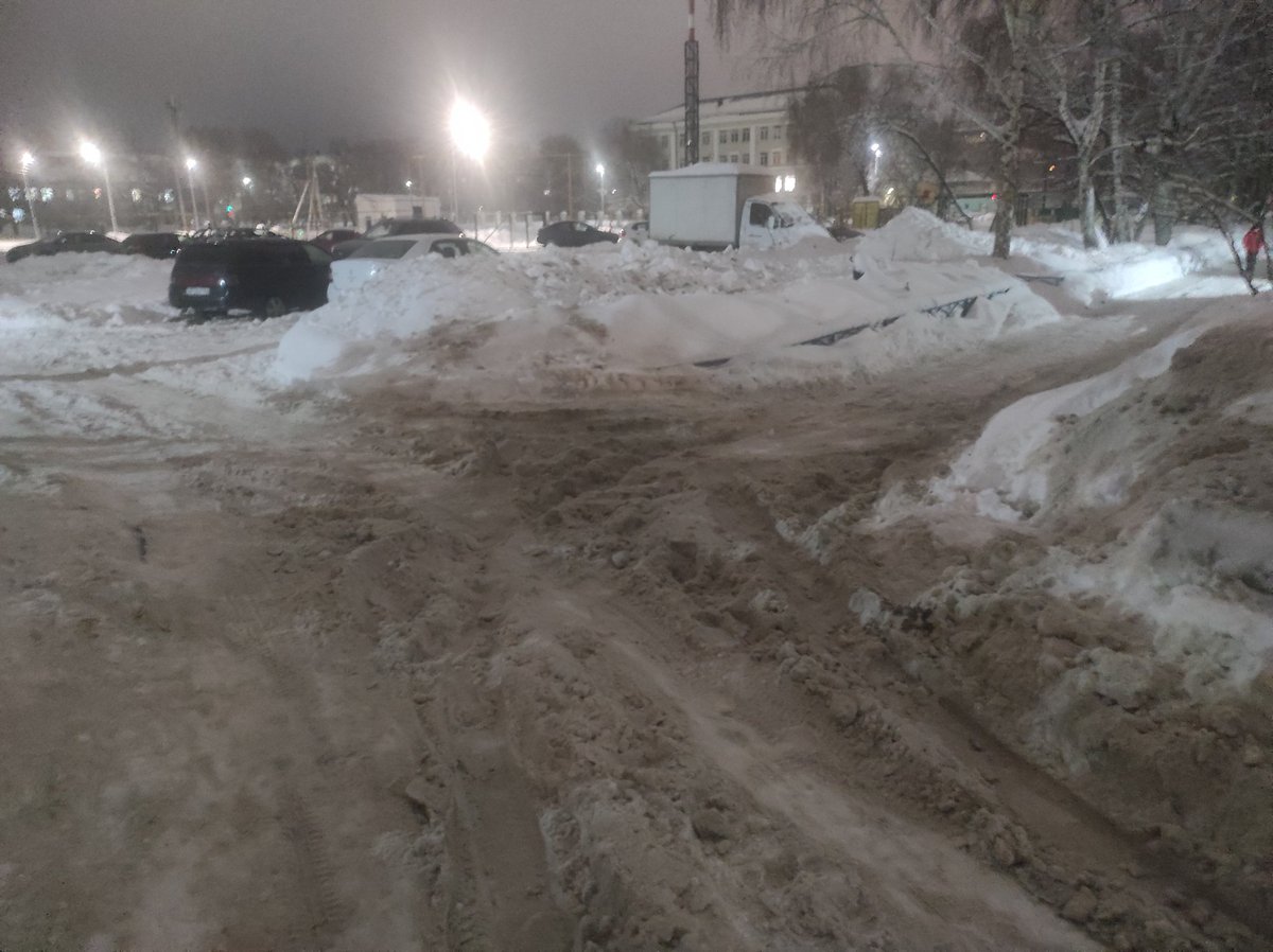 Aleksej97AT's tweet photo. Дороги вдоль домов Гоголя 19,21 не чистили вообще трактором в этом году, дворников не видим, у подъездов люди чистят своими силами, вдоль дома даже скорая проехать не сможет, за что мы платим деньги !!!! https://t.co/LQTDpDutUr