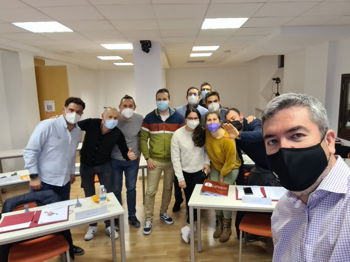 bsielva's tweet photo. El pasado viernes volví a una nueva edición #i40VAL6 de @FomAlumni en @peaksbusiness.
Un fantástico grupo de alumnos –híbrido- con ganas de aprender sobre esto del Cloud Computing. https://t.co/KHHJFvrd8i