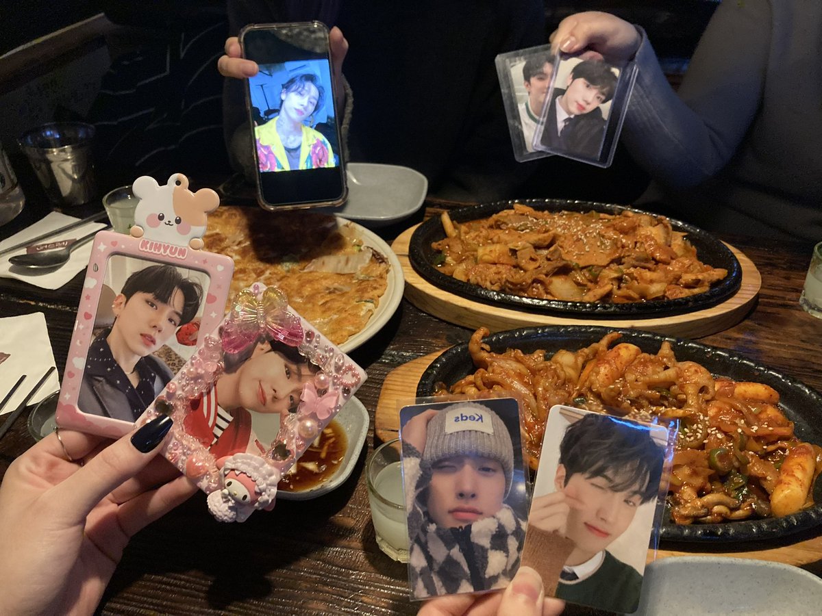 luvxkh_'s tweet photo. 어떤 여자들과 그녀들의 Boy들…
기현 저녁 맛있는 거 드셔이😻
@ruing_im @zzang9_ya @ccolate_98115 https://t.co/XYG8q2JEId