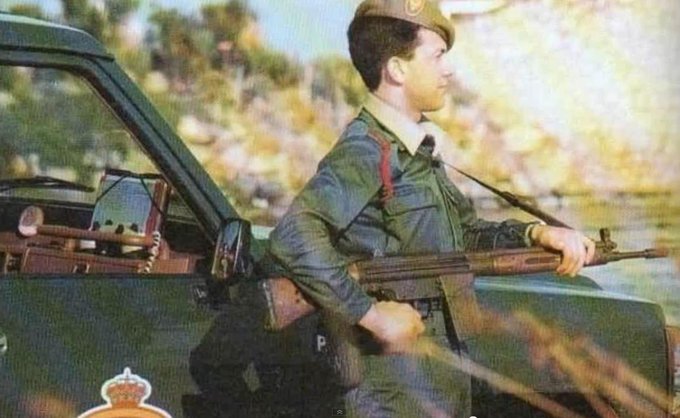 guardiacivil's tweet photo. Desde 1982 hasta 1993, más de 22.000 jóvenes prestaron el servicio militar en la @guardiacivil.

Eran conocidos como "auxiliares" y escribieron una parte de la historia de la Institución.

Muchos ingresaron en el Cuerpo como profesionales. 

Un afectuoso recuerdo a todos. https://t.co/fZQa3QTZLU