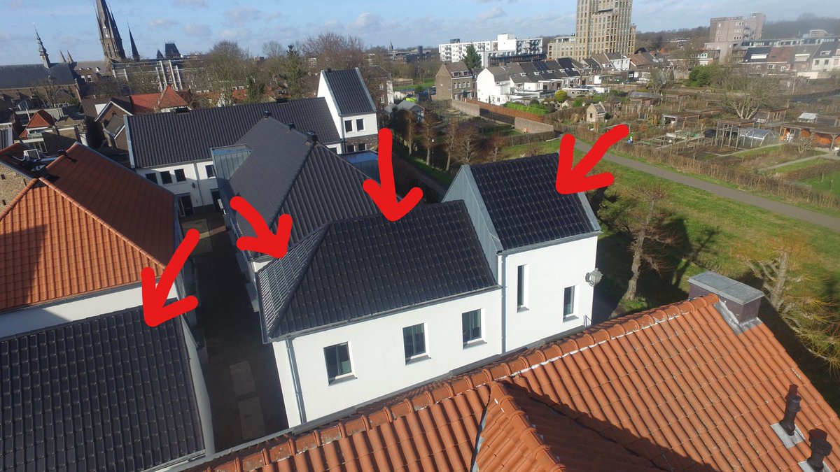 Solarti_nl's tweet photo. #solarpower kan ook in beschermde stadsgezichten. Omdat de #zonnepanelen zijn weggewerkt in authentieke keramische dakpannen. https://t.co/ih6igOZfNX