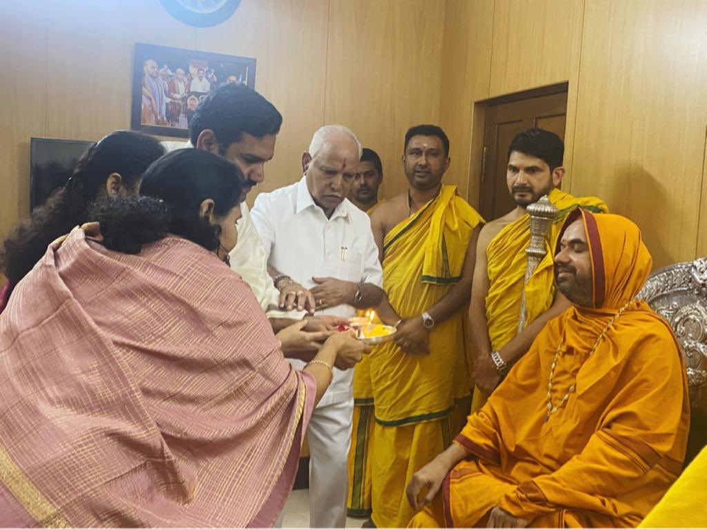 BYVijayendra's tweet image. ಇಂದು ಪೂಜ್ಯ ತಂದೆಯವರು ಹಾಗೂ ಕುಟುಂಬದ ಎಲ್ಲ ಸದಸ್ಯರೊಂದಿಗೆ ಶ್ರೀ ರಾಮಚಂದ್ರಾಪುರ ಮಠದ ಪೀಠಾಧಿಪತಿಗಳಾಗಿರುವ ಪರಮಪೂಜ್ಯ ಶ್ರೀ ರಾಘವೇಶ್ವರ ಭಾರತಿ ಸ್ವಾಮೀಜಿಗಳಿಗೆ ಪಾದಪೂಜೆ ಸಲ್ಲಿಸಲಾಯಿತು. ಸನಾತನ ಪರಂಪರೆ, ವೈದಿಕ ಸಂಸ್ಕೃತಿ, ಗೋರಕ್ಷಣೆ ಮುಂತಾದ ಕಾರ್ಯಗಳಲ್ಲಿ ಸಕ್ರಿಯರಾಗಿರುವ ಪೂಜ್ಯ ಗುರುಗಳ ಮಾರ್ಗದರ್ಶನ ಸಮಾಜಕ್ಕೆ ಸದಾ ದೊರೆಯುತ್ತಿರಲಿ.