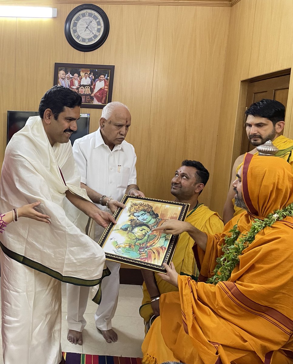 BYVijayendra's tweet image. ಇಂದು ಪೂಜ್ಯ ತಂದೆಯವರು ಹಾಗೂ ಕುಟುಂಬದ ಎಲ್ಲ ಸದಸ್ಯರೊಂದಿಗೆ ಶ್ರೀ ರಾಮಚಂದ್ರಾಪುರ ಮಠದ ಪೀಠಾಧಿಪತಿಗಳಾಗಿರುವ ಪರಮಪೂಜ್ಯ ಶ್ರೀ ರಾಘವೇಶ್ವರ ಭಾರತಿ ಸ್ವಾಮೀಜಿಗಳಿಗೆ ಪಾದಪೂಜೆ ಸಲ್ಲಿಸಲಾಯಿತು. ಸನಾತನ ಪರಂಪರೆ, ವೈದಿಕ ಸಂಸ್ಕೃತಿ, ಗೋರಕ್ಷಣೆ ಮುಂತಾದ ಕಾರ್ಯಗಳಲ್ಲಿ ಸಕ್ರಿಯರಾಗಿರುವ ಪೂಜ್ಯ ಗುರುಗಳ ಮಾರ್ಗದರ್ಶನ ಸಮಾಜಕ್ಕೆ ಸದಾ ದೊರೆಯುತ್ತಿರಲಿ.