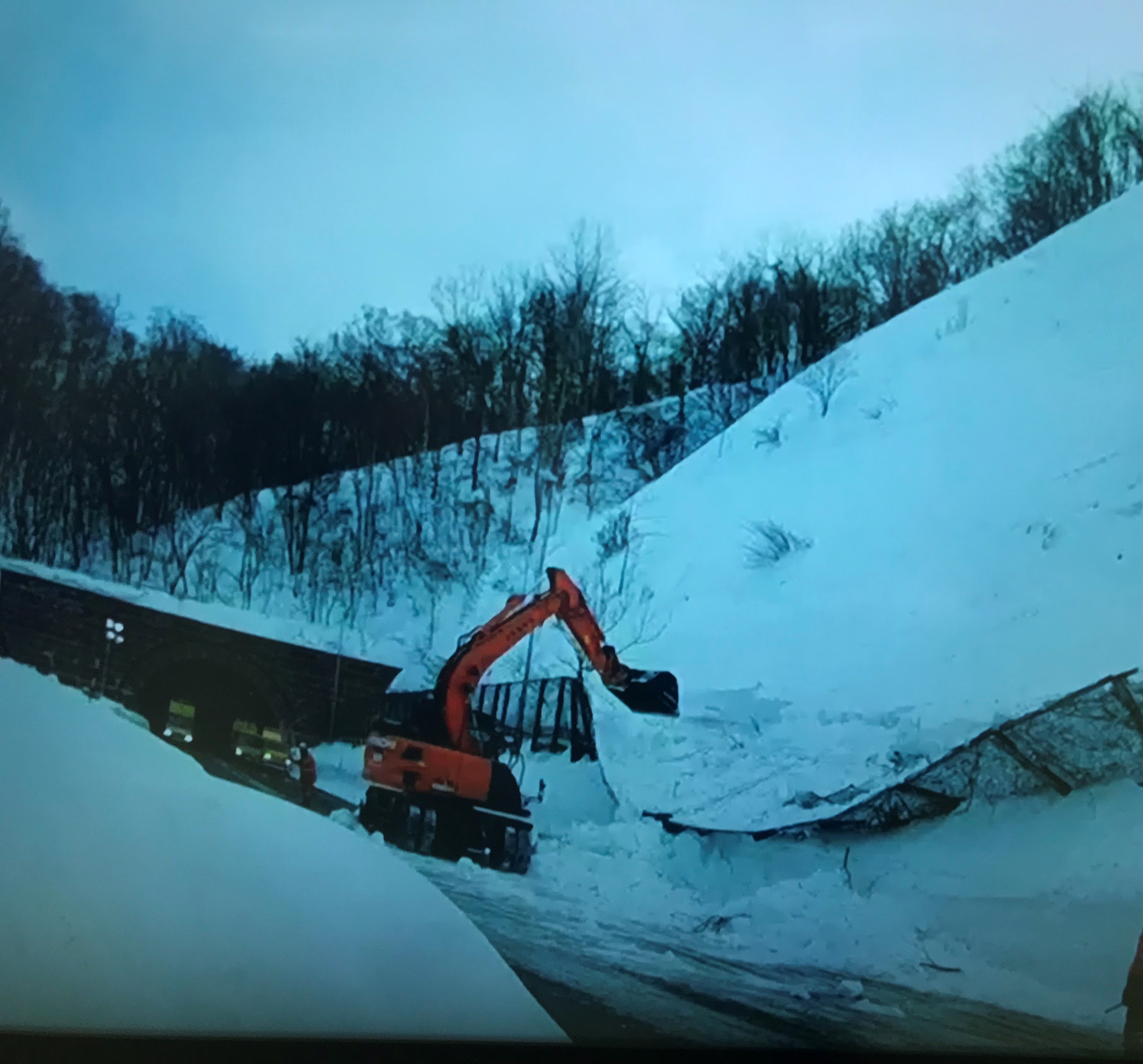Nexco東日本 北海道 雪庇落としの状況です 雪庇が巨大であったため 有刺鉄線を使用して雪庇 を根こそぎ切り落としながら作業を進めました 現在は皆様に安全に走行いただくための落雪防止柵を全力で設置する作業を進めています 通行止めが長引いてしまい