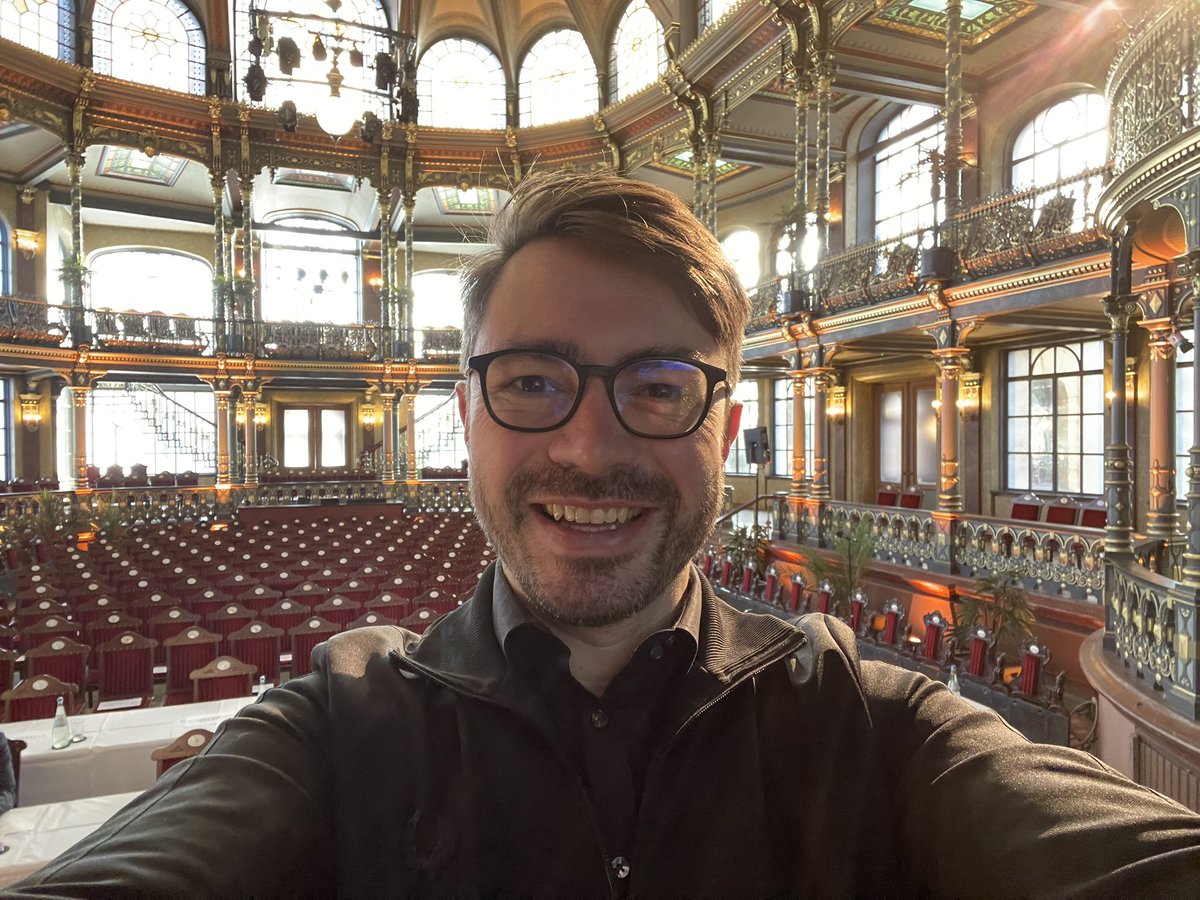 Mein heutiger Arbeitsplatz 😍 
Zusammen mit 100 Ausbildungsbotschafter*innen des DEHOGA Bayern darf ich heute diskutieren über das Thema Fachkräftesicherung und Unternehmenskultur. Und zwar im wunderschönen Parktheater Göggingen.

Bin schon sehr gespannt. 🤩 <a href="/realizingpro/">Realizing Progress</a>