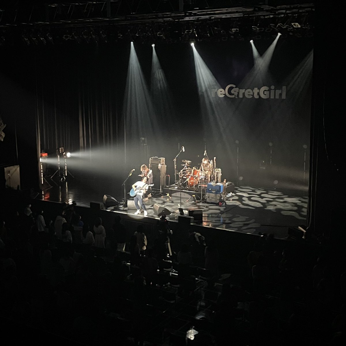 concertf225's tweet photo. 【未公開写真大公開❗】
『reGretGirl』さんのライブの様子をみなさんにお届け😆
力強いパフォーマンスに圧倒され、MCも凄く感動しました😭
みなさんにとってHACHI-ON 2022が忘れられない日になりますように☆
#日本工学院 #八王子 #専門学校  #neec #HACHION2022 #reGretGirl #KTZeppYokohama #KTZepp https://t.co/msCy9H0sfX