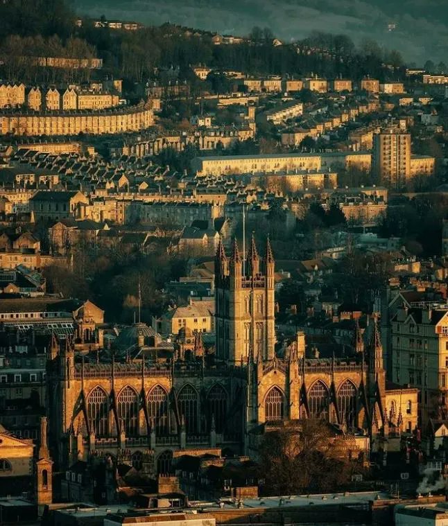 That sunrise glow on Bath's buildings is just *chef's kiss* 📸 @ellisreed01 instagram.com/visitbath/