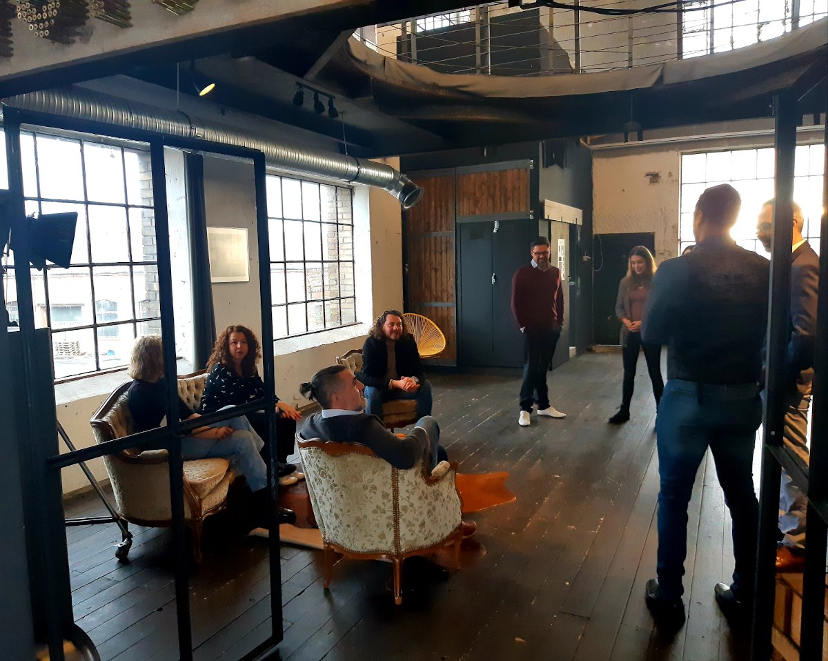 Carta_eu's tweet photo. Tolle Location: Im Bau 113 von Steffen Beck trifft industrieller Charme auf Funktionalität. Wir sind schon sehr gespannt auf unsere neuen Team- und Portraitbilder! 🤩✌️#bau113 #industriehofspeyer #allegetestet #fotoshooting https://t.co/06Jlj4pemx