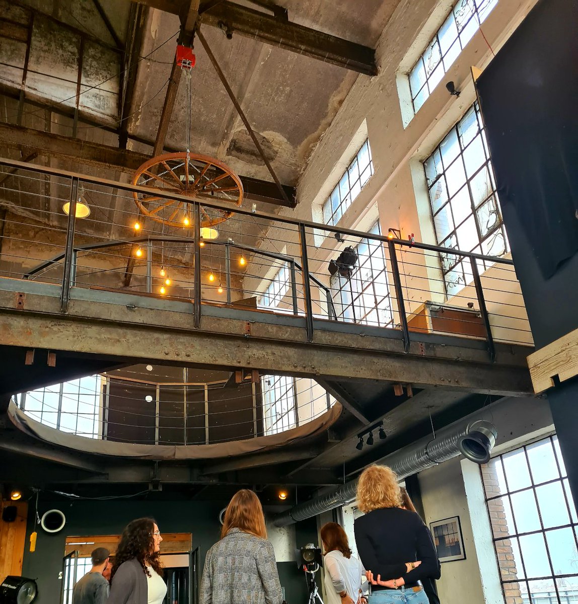 Carta_eu's tweet photo. Tolle Location: Im Bau 113 von Steffen Beck trifft industrieller Charme auf Funktionalität. Wir sind schon sehr gespannt auf unsere neuen Team- und Portraitbilder! 🤩✌️#bau113 #industriehofspeyer #allegetestet #fotoshooting https://t.co/06Jlj4pemx