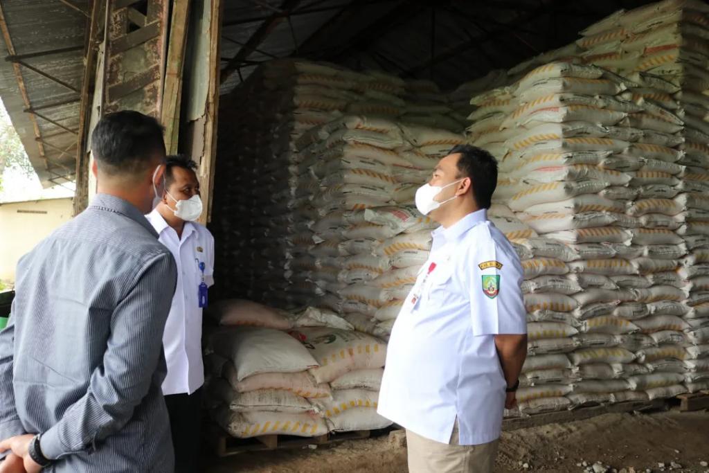 Selanjutnya kita bersama Pak Dandim melakukan sidak ketersediaan pupuk bersubsidi di Gudang Bangkle. Kita minta distribusi nya bisa dikawal dan diawasi dengan benar.

#AriefRohman #MasArief #Blora #mBloraniBanget #BangkitBerjuang #SesarenganmBangunBlora