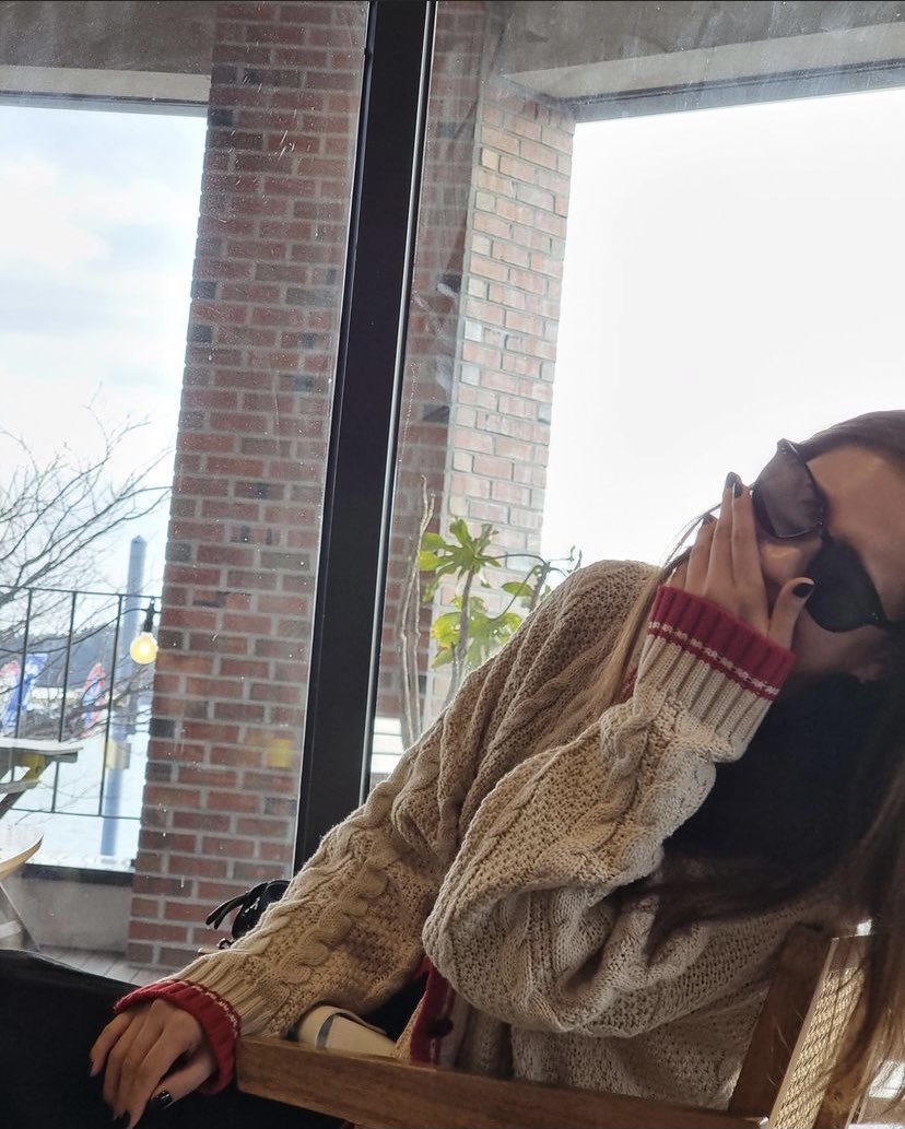 2D1NPH_'s tweet photo. Go ara’s post. Spot the sunglasses and zoom. 👀 We see you and we miss you so much! 🥺 https://t.co/4ZkJyIi4MQ