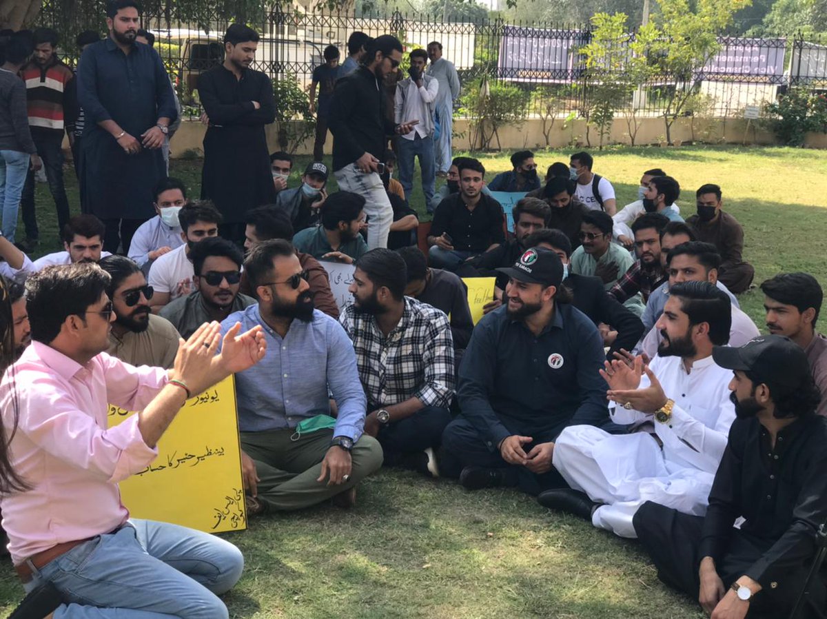 AkbarGilgiti5's tweet photo. PSF karachi university protest against fees hakes and suspension of classes
Large number of students participated in protest and demand to countinue classes
#PSFKarachi
#PSFEast
#PSFUOK https://t.co/elLO3hGuzt