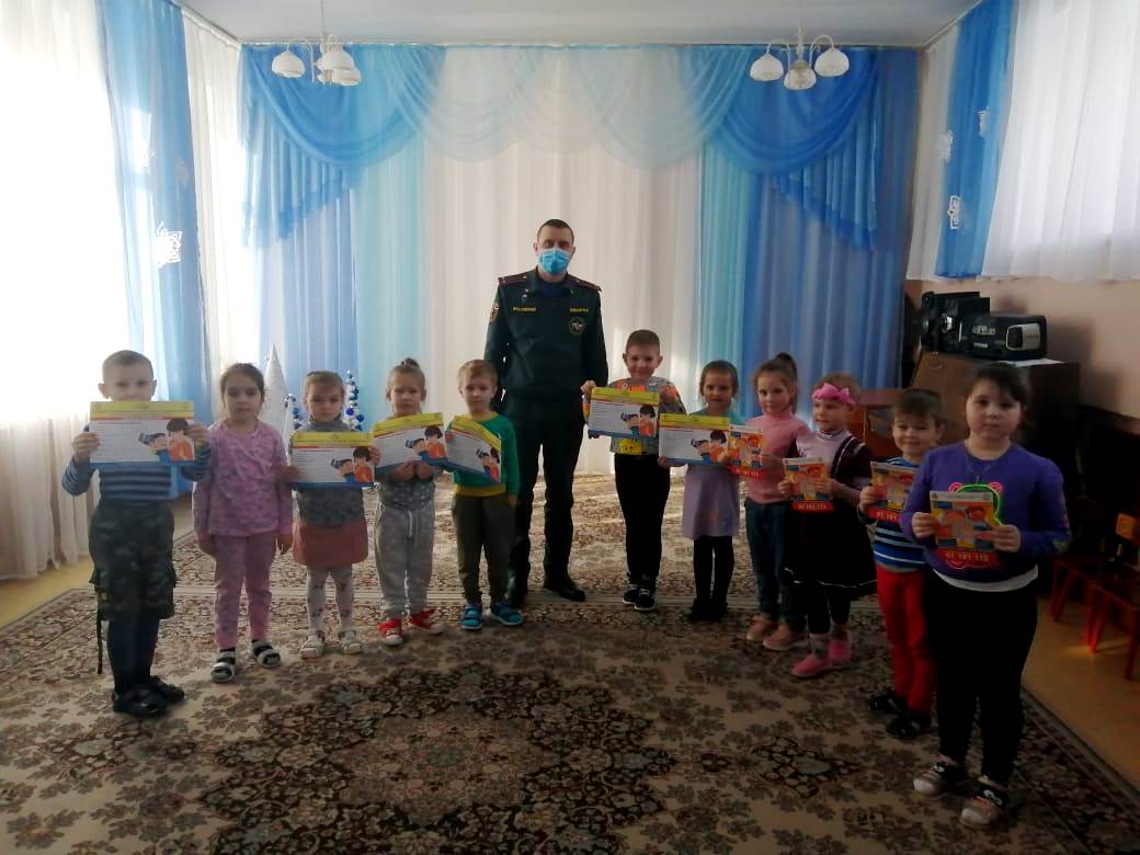 Mdobuds4's tweet photo. Сегодня сотрудник МЧС России по Тульской области Зименин М.И. провел познавательную профилактическую беседу с дошкольниками о мерах пожарной безопасности. Дети также узнали, чем занимаются сотрудники МЧС. На память о встрече дети получили памятки. https://t.co/dwHgltJe6B