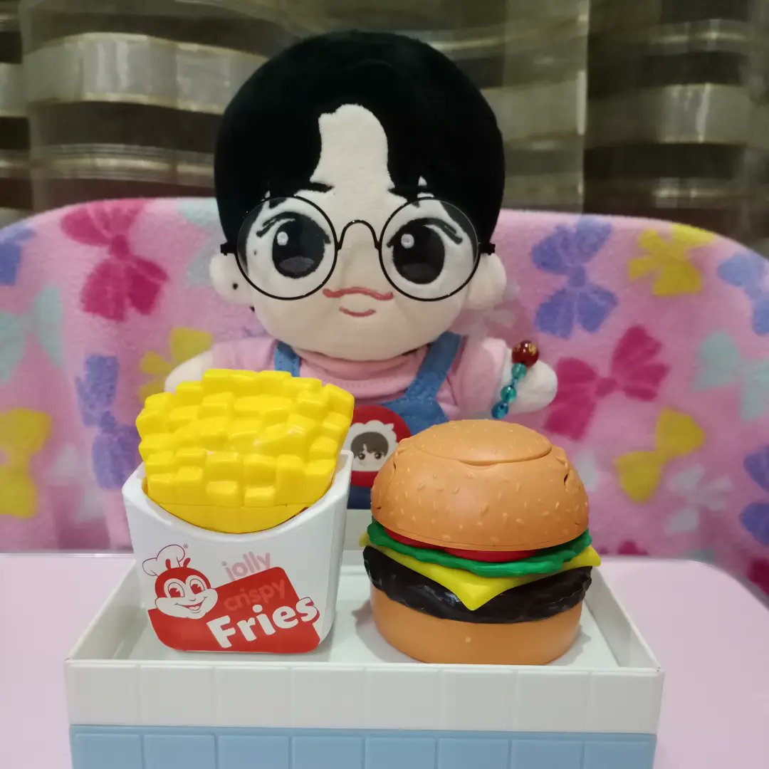 jeannejsh_26's tweet photo. Dongdongie w/ his Jollibots friends (Yum and Popo) ππ
@AB6IX @Jollibee
#AB6IX #μμ΄λΉμμ€ #KimDonghyun #κΉλν #Jollibots https://t.co/g8scEN8cCx
