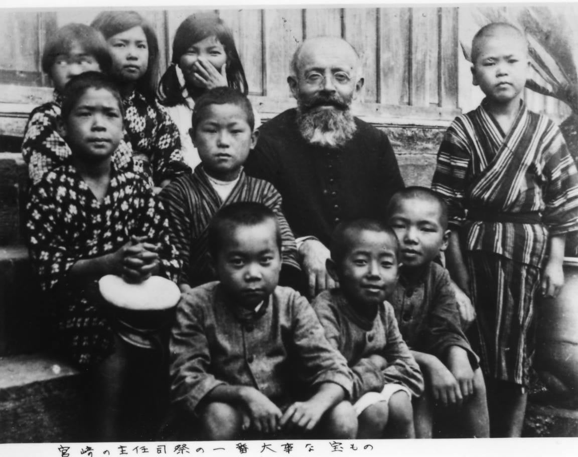 infoANS_EN's tweet image. Japan – Fr #Cimatti with a group of children

infoans.org/en/sections/ph…