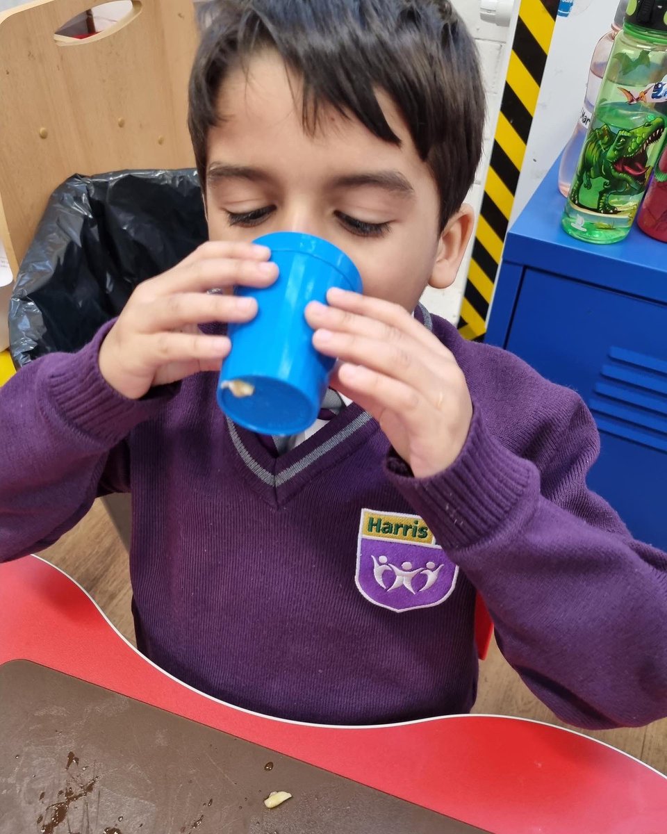HPA_Philip_Lane's tweet image. #HPAPLReception have been reading #OliversMilkshake - they followed instructions to make a yummy scrumpy frothy fruit milkshake! What better way to get to grips with our story! 📖
#welovetoread