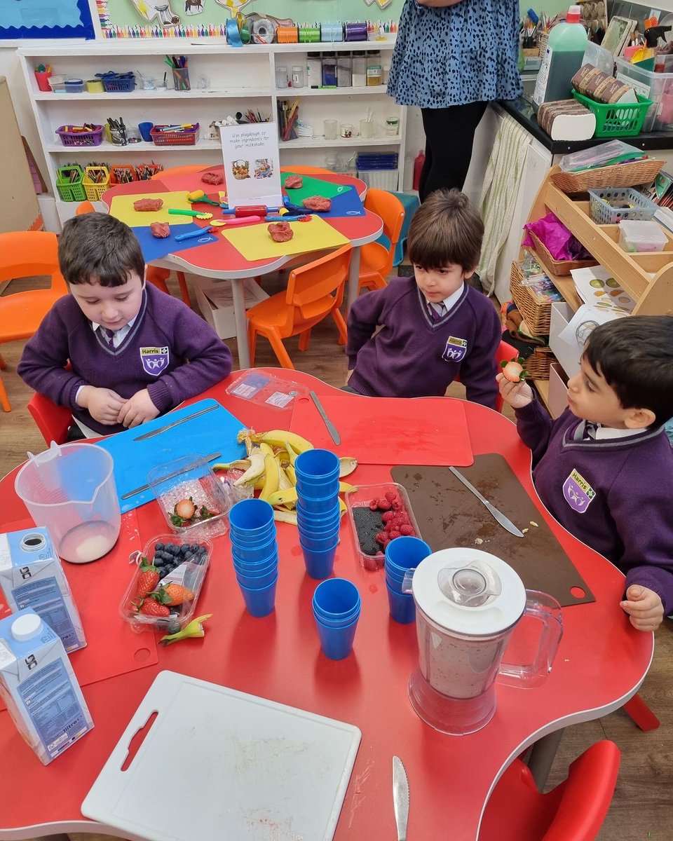 HPA_Philip_Lane's tweet image. #HPAPLReception have been reading #OliversMilkshake - they followed instructions to make a yummy scrumpy frothy fruit milkshake! What better way to get to grips with our story! 📖
#welovetoread
