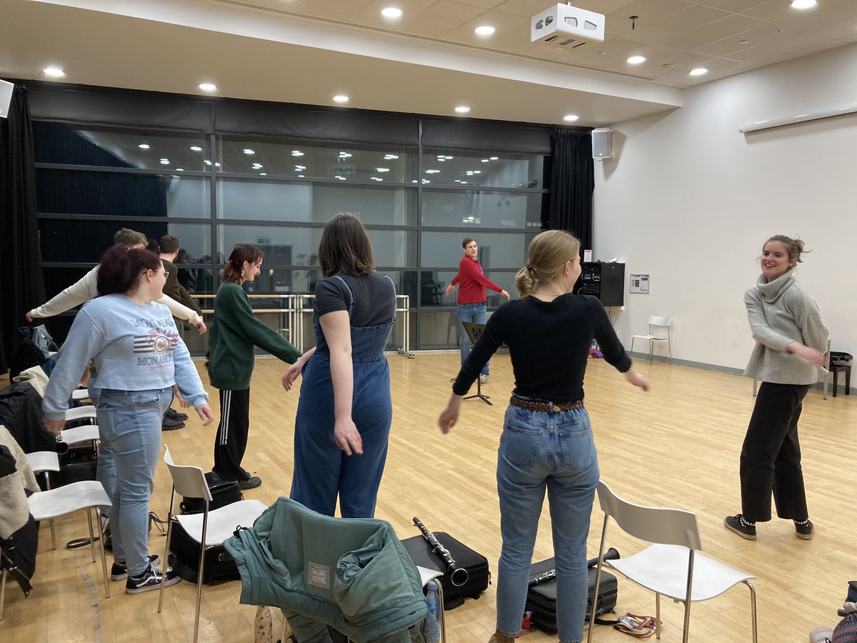 ChwythbrennauCB's tweet photo. Diolch o galon i Will Knight am roi o’i amser ar ei noson gyntaf fel clarinetydd gyda @WNOtweet i gynnal clwb clarinét #chwythbrennauCBCDC. Noson o wthio ffiniau ein chwarae. Does dim byd gwell nag ychydig o Feldenkrais i’n cynhesu! https://t.co/jacX1rSRmq