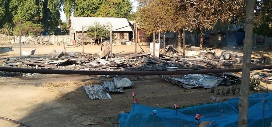 WaiWarr1's tweet photo. Military troops set ablaze to 5 civilians houses and stationed in Seikhun village, ShweBo tsp, Sagaing division last night so that local residents had to displace in fear.  #2022Feb9Coup #WhatsHappeningInMyanmar https://t.co/cOYA0wJokR