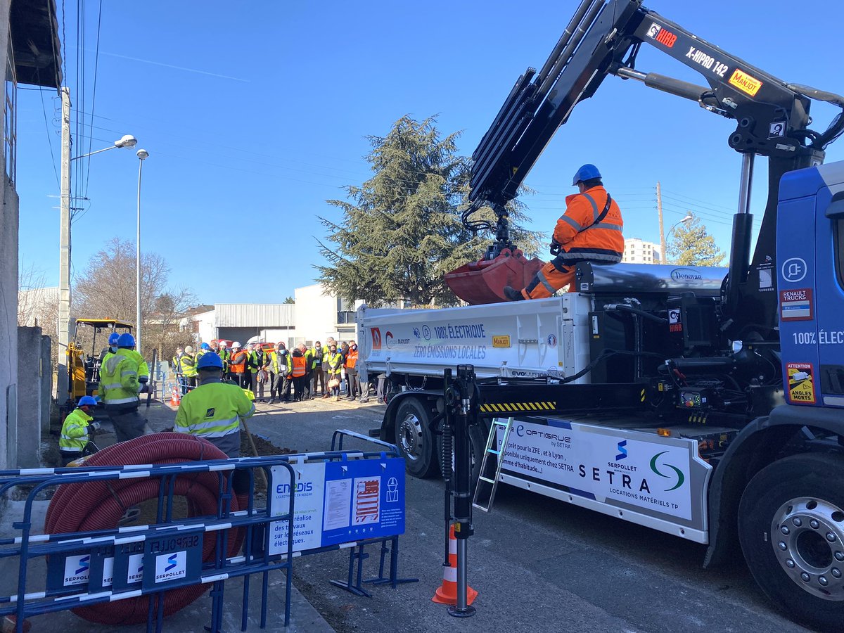 Enedis_AuRA's tweet image. 📍 2ème arrêt : visite d’un chantier urbain bas-carbone de raccordement #enedis sur la commune de @Venissieux_. Les équipes de #Serpollet @Groupe_SERFIM présentent des engins de chantier de travaux 100% #électrique permettant de décarboner la phase de terrassement ⚡️🚧