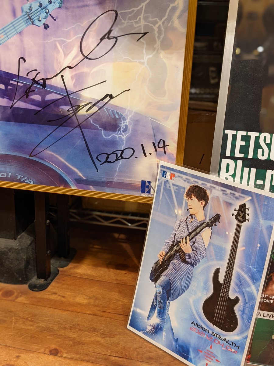 bigbosskyoto's tweet photo. アメトークなどでも話題になったL'Arc~en~Ciel🌈
ベーシストのTetsuyaさんのモデルが続々発売✨
当店にお越し頂いた際に頂戴したサインと一緒に📸
#LArcenCiel #ラルク #tetsuya #STEALTH #BASSV #Eiffel #ラルク芸人 #アメトーーク #ラルク大好き芸人 #bigboss #京都 https://t.co/ha4ThUqjoj