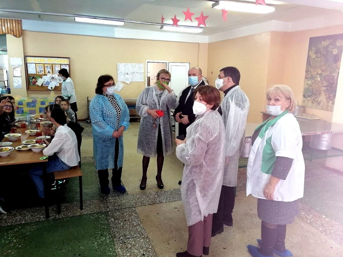 Работники Департамента образования приняли участие в выездном мероприятии Думы г.о. Самара по вопросу проведения капитального ремонта пищеблоков школ г.о. Самара совместно с представителями комбинатов школьного питания.