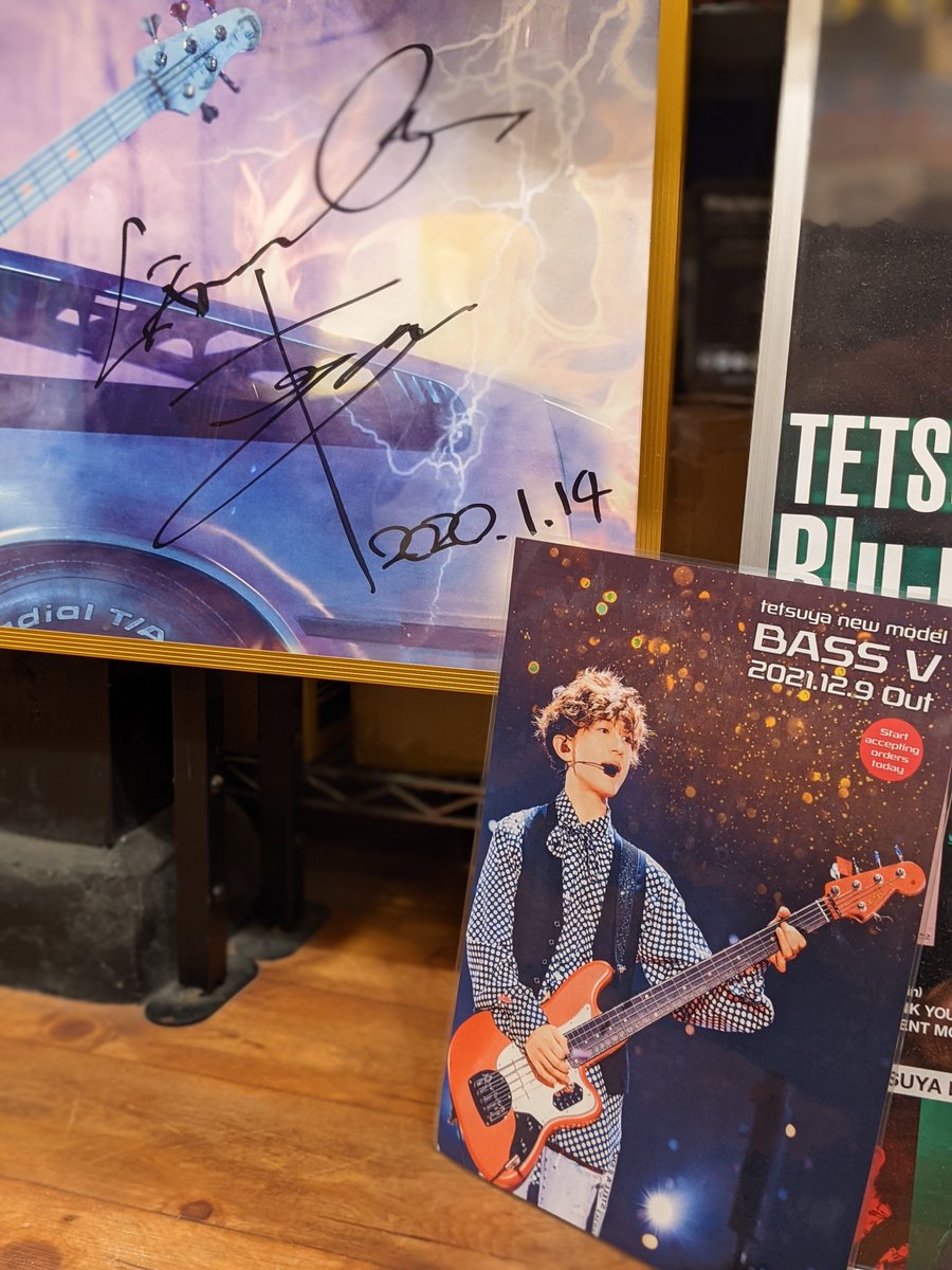 bigbosskyoto's tweet photo. アメトークなどでも話題になったL'Arc~en~Ciel🌈
ベーシストのTetsuyaさんのモデルが続々発売✨
当店にお越し頂いた際に頂戴したサインと一緒に📸
#LArcenCiel #ラルク #tetsuya #STEALTH #BASSV #Eiffel #ラルク芸人 #アメトーーク #ラルク大好き芸人 #bigboss #京都 https://t.co/ha4ThUqjoj