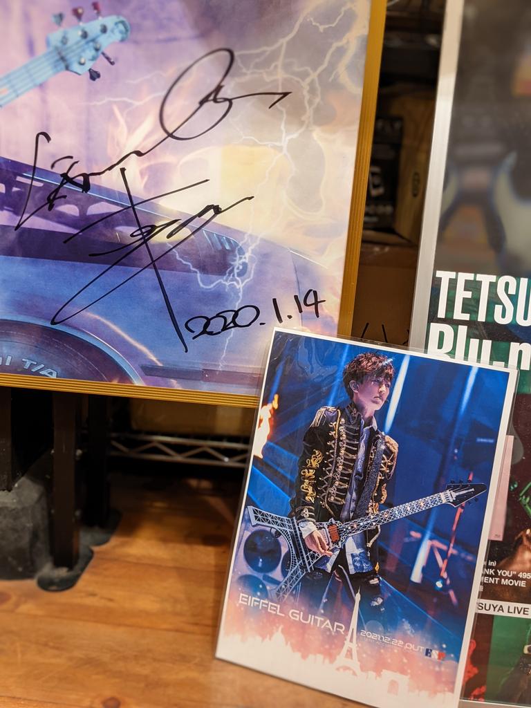 bigbosskyoto's tweet photo. アメトークなどでも話題になったL'Arc~en~Ciel🌈
ベーシストのTetsuyaさんのモデルが続々発売✨
当店にお越し頂いた際に頂戴したサインと一緒に📸
#LArcenCiel #ラルク #tetsuya #STEALTH #BASSV #Eiffel #ラルク芸人 #アメトーーク #ラルク大好き芸人 #bigboss #京都 https://t.co/ha4ThUqjoj