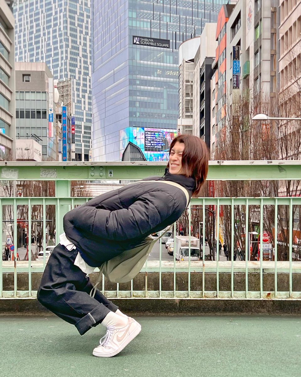 _6ace6_'s tweet photo. 上京したての頃は右も左もわからなかった渋谷。
今では普通に歩いてる。
何か感慨深いな！

トイレ行きたくてもコンビニは貸してくれず、どこにあるかわからずひたすら我慢してた6年前の自分に教えてあげたい。
でかい商業施設のビルに入れば温水便座付きの綺麗なトイレ貸してもらえるよって🥰 https://t.co/11XuvR17Dk