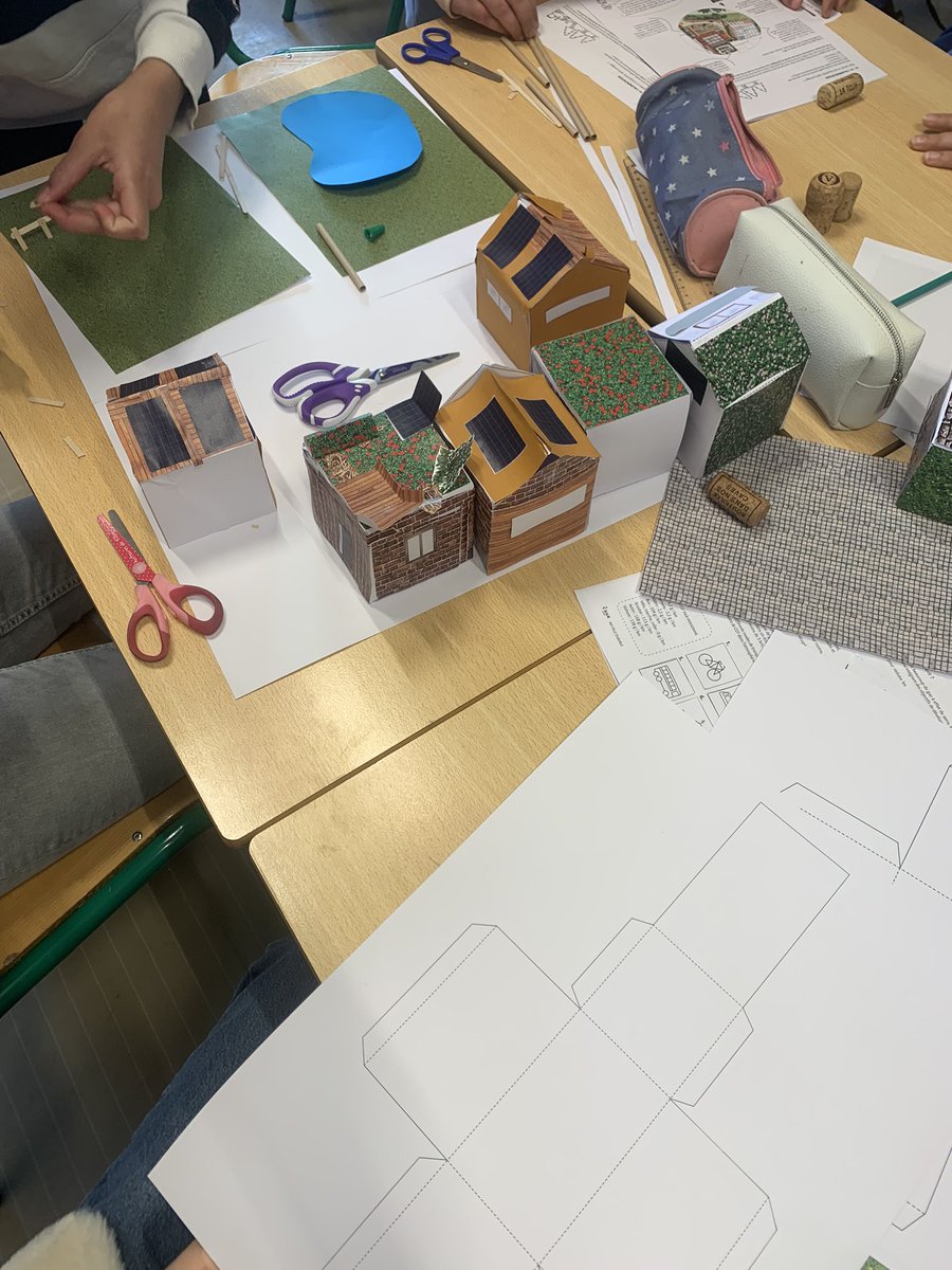 CEPortes20e's tweet photo. Ce matin, les élèves de CM1/CM2 de l’école Alquier Debrousse construisent leur écoquartier idéal avec le @CAUEdeParis. Une action qui se déploie aussi dans d’autres écoles de la @CEPortes20e pour repenser avec créativité son environnement. #EDD #architecture #ateliersenfants https://t.co/nj0bwJD7VS