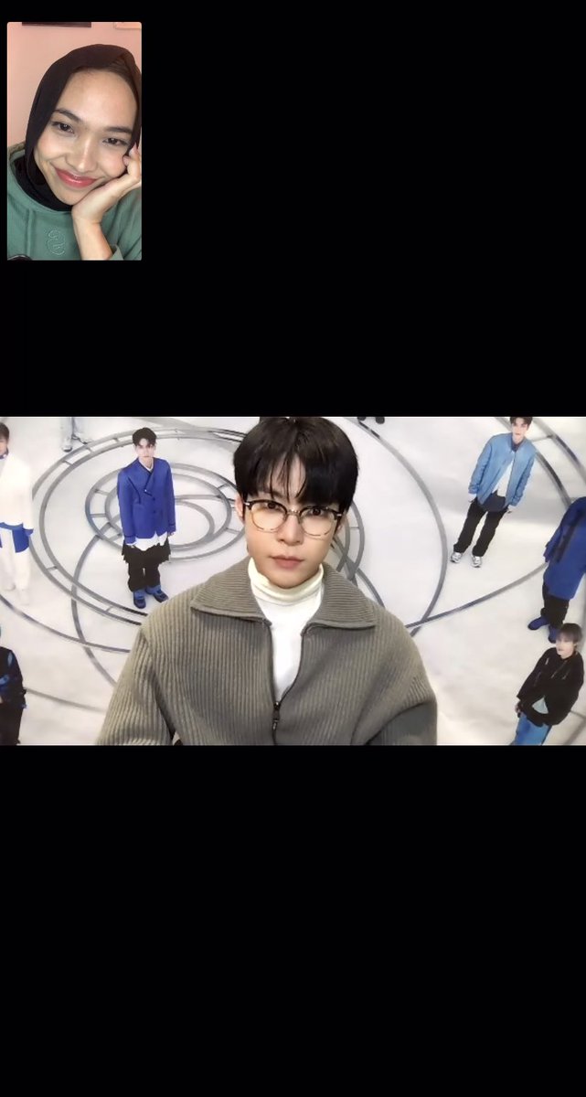 bunnycatfox's tweet photo. 220209 Doyoung Mecima Fansign 

Idk why we looks so sad…im sorry i didn’t mean to make u sad (im about to cry) 🥲🥲🥲🥲 https://t.co/2sa8uqWjf8