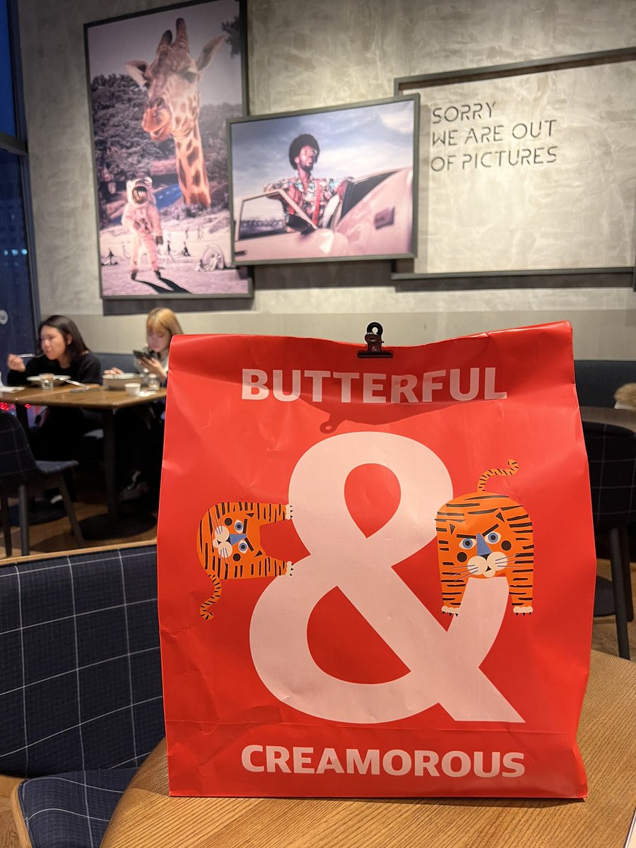 carlospapafox's tweet photo. Usually long queues in this bakery, #Butterful , in Sanlitun. Today short one so let’s try. Foie & caviar croissant one of the items https://t.co/7qhDm1G1EN