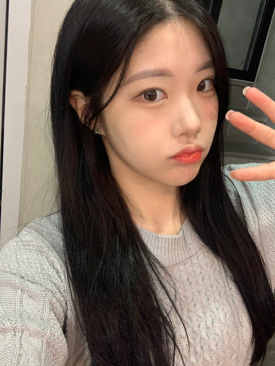 y__nc6's tweet photo. 윤채원 너무 이뻐...😭 https://t.co/NomdFzT7RK