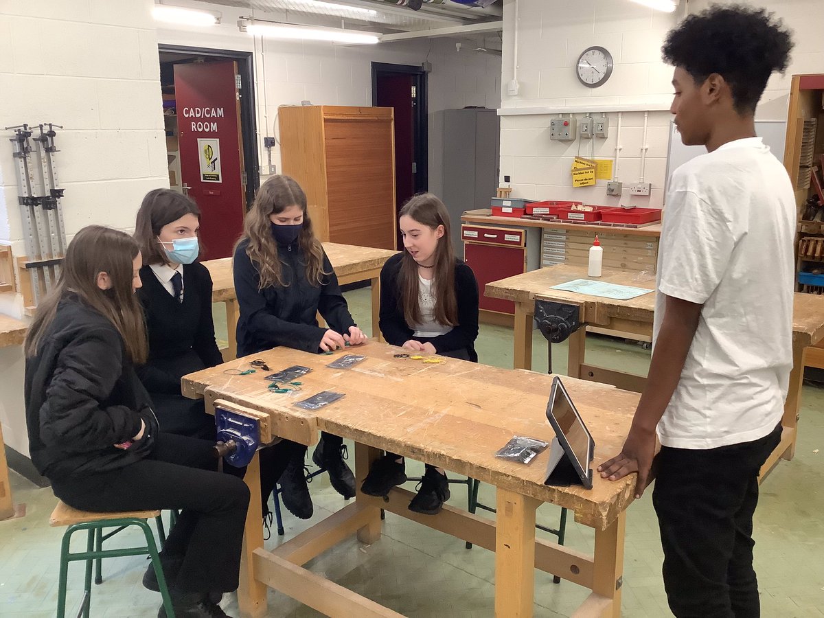 Young STEM Leaders teaching S1 pupils electronics <a href="/leith_tech/">Leith Technologies</a> <a href="/leithacademy/">Leith Academy</a> <a href="/YoungSTEMLeader/">Young STEM Leader</a>
